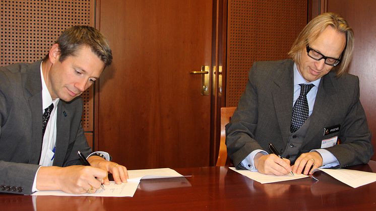 IBM signerer samarbeidsavtale med Høyskolen i Gjøvik (t.v. Arne Norheim, adm.dir IBM Norge, t.h. Morten Irgens, viserektor HiG)