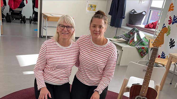 Evelina Häggstad och Helena Burell, förskollärare i Sunne, åker runt på Sunnes kommunala förskolor och inspirerar andra kollegor att jobba ännu mer med estetiska uttryck. 