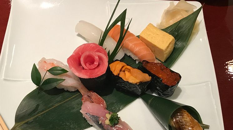 Japansk sushi-kunst med norsk laks