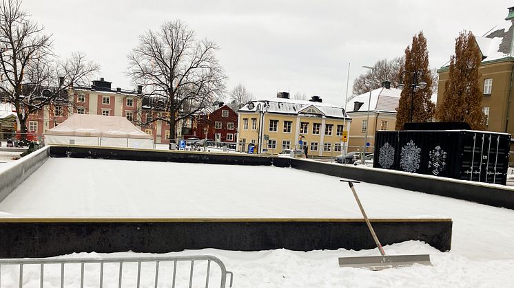Lagom till helgen öppnar vi isbanan på Stora Torget.