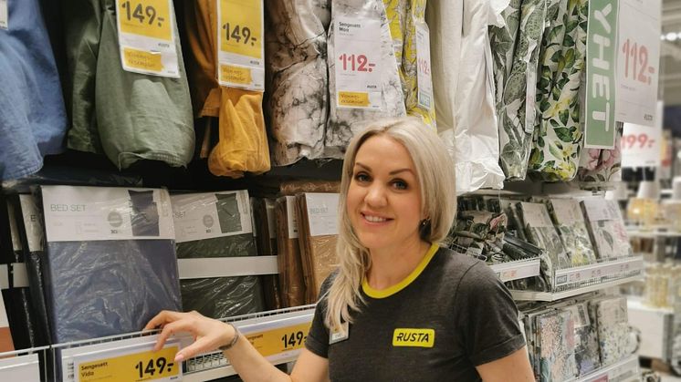 Eve Sylte ble ansatt som varehussjef hos Rusta i Larvik i 2019. Tre år senere trer hun inn i rollen som regionsjef for et område som strekker seg fra Asker og gjennom Vestfold og Telemark, samt Mørekysten. 