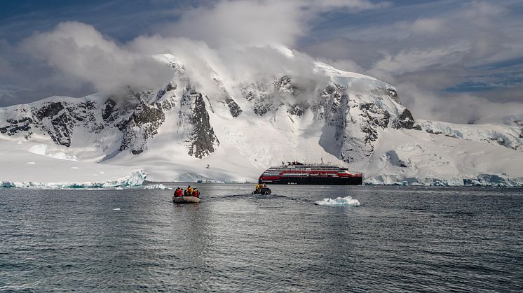 7__Antarctica DEC2021_MS Roald Amundsen_Photo Hurtigruten Expeditions_Oscar Farrera