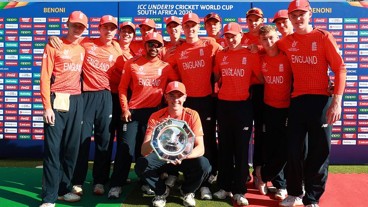 The England U19 men's team with the Plate Trophy at the 2020 ICC U19 Cricket World Cup.