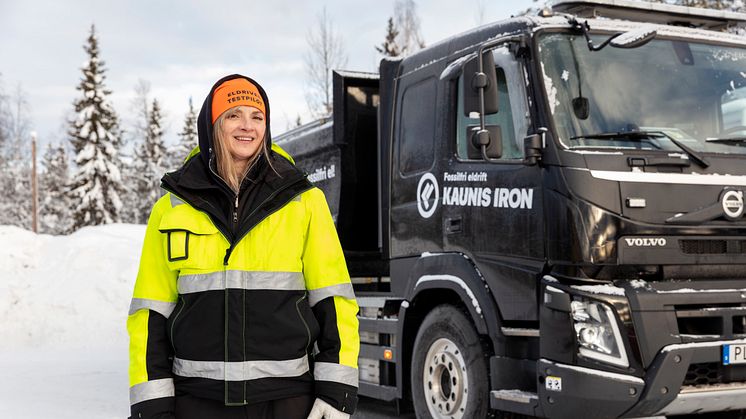Catrine Sundqvist framför den batterielektriska testbilen