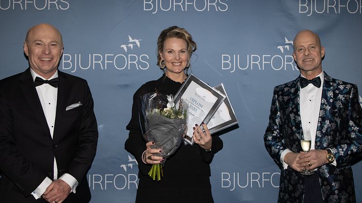 Årets villamäklare i Göteborgsområdet 2020 – Pernilla Berger, Bjurfors Marstrand (mitten). Här mottar hon utmärkelsen från Sven-Erik Kristensen, vd Bjurfors Göteborg (till vänster). Mats Ljung, ägare, Bjurfors