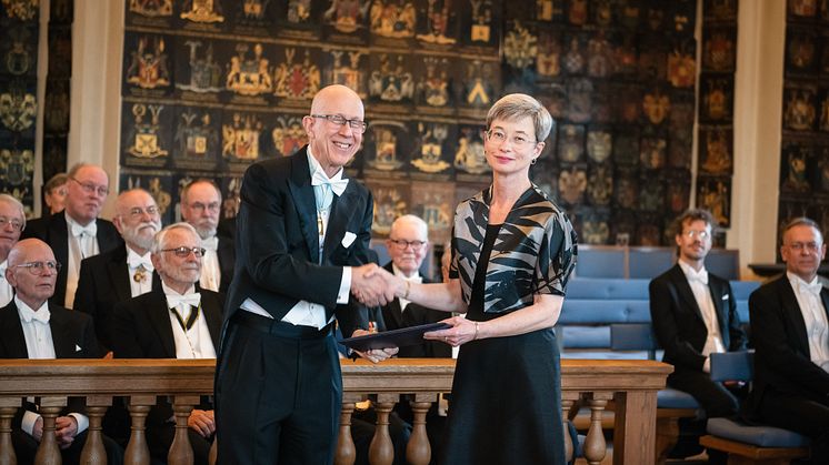 Lena Liepe mottar Gad Rausings pris av preses Anders Cullhed vid Kungl. Vitterhetsakademiens högtidssammankomst den 20 mars.