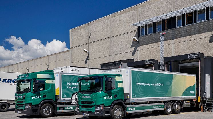 Scania levererar den serietillverkade helelektriska tunga lastbilen samt en helt ny laddhybrid, till Dagab:s logistikcenter i Jordbro.