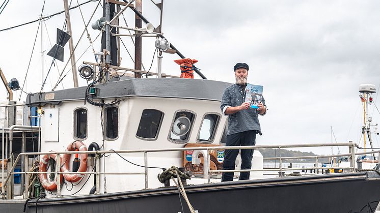 Der Fischer Björn Fischer an Bord seines Fischkutters "SK 14 Tümmler"