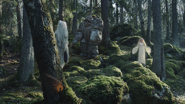 En brokig skara mystiska troll och väsen i en östgötsk skog nära dig.