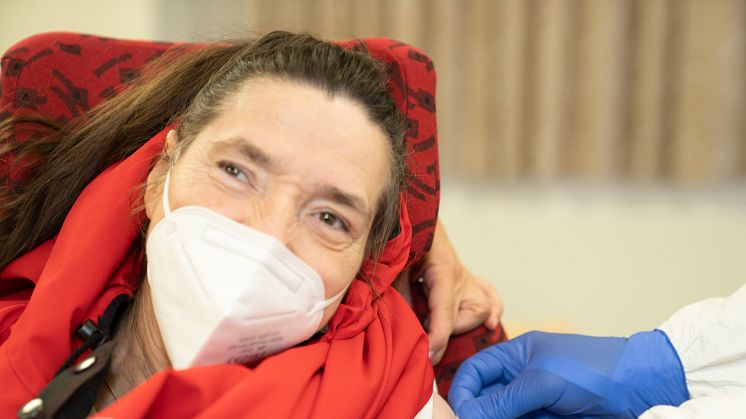 Elke Groß, Klientin der Hephata-Behindertenhilfe, hat gerade ihre erste Impfung gegen das Coronavirus erhalten.