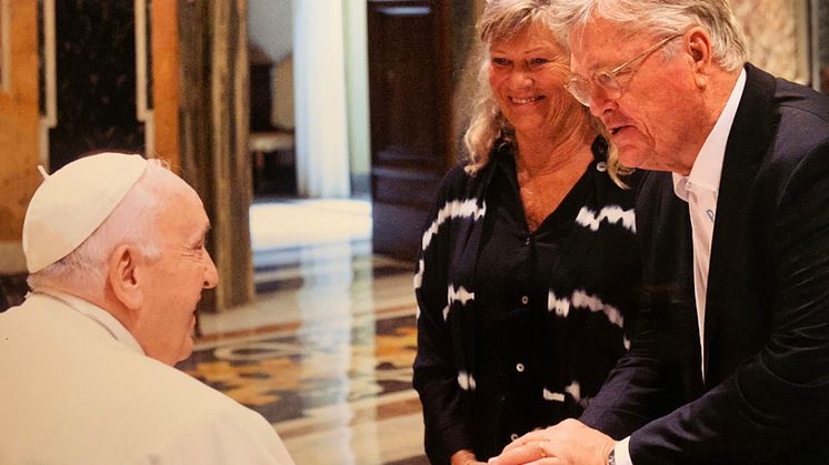 Christin och Dan Olofsson möter påven Franciskus i Rom
