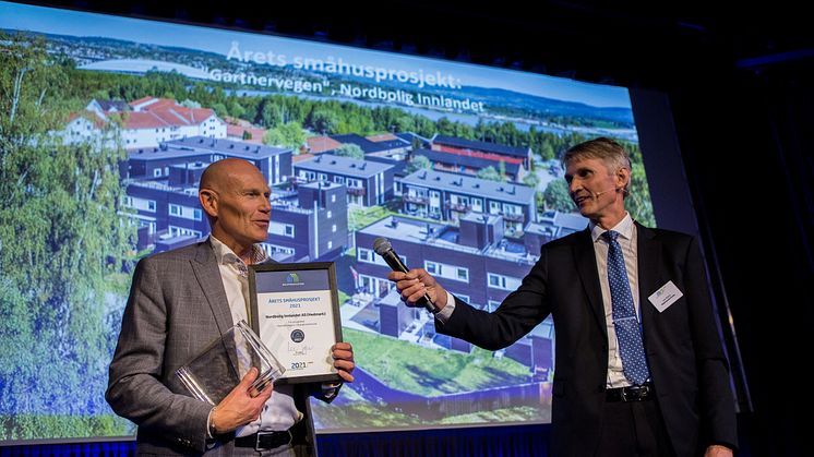 Konsernsjef i Nordbolig, Oddvar Haugen, mottok prisen for  «Årets småhusprosjekt 2021»