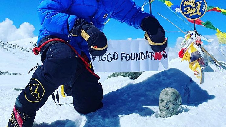 Måns Möller har nått toppen av Peak Lenin 7134 m för autismmedvetenhet
