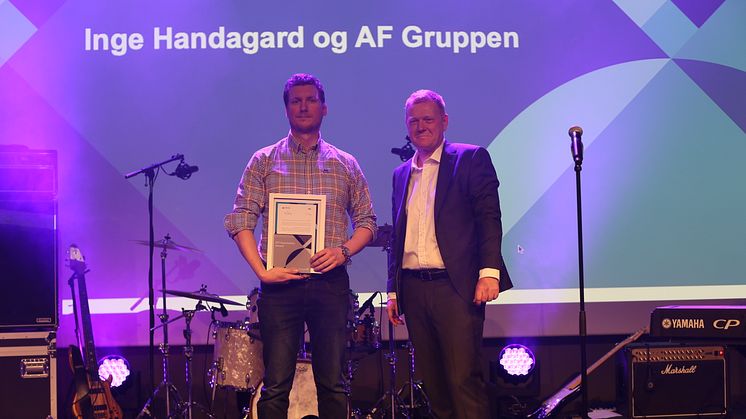 Adm.dir. Ola Greiff Johnsen i NoIS (t.h.) ovverrekker ISY Innovation Award til Inge Handagard og AF Gruppen. (Foto NoIS)