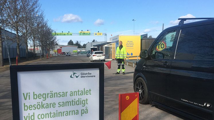 Efter att två flaggvakter på återvinningen i Gävle och Sandviken blivit påkörda uppmanas besökare att ha tålamod och visa hänsyn till personalen och till varandra.