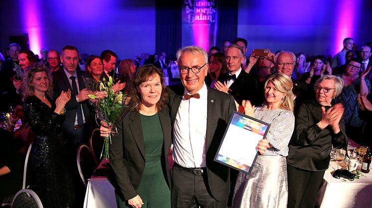 Kommundirektör Lena Tegenfeldt delade ut Vänersborgsgalans Hederspris Näringsliv 2023 till en glad Lars Salonen. Foto: Patrik Karlsson