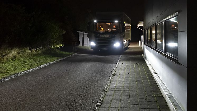 Utökade leveranstider och effektivare användning av varje fordon är ett par av vinsterna med leverans av varor till skolkök på kvällstid. Foto: Peter Håkansson