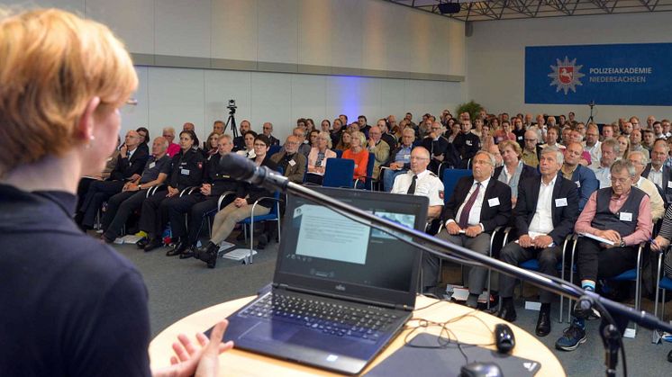 Foto: (Polizei NS) Auditorium beim Symposium "Fahreignung Senioren" an der Polizeiakademie Niedersachsen