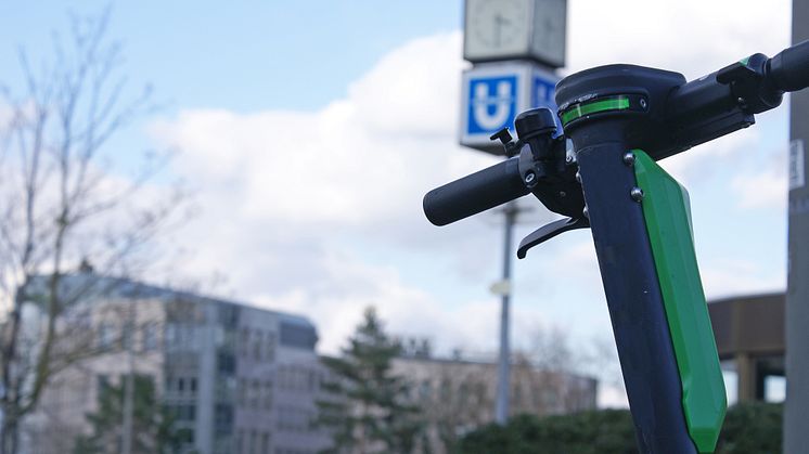 Im Zusammenspiel mit Bus und Bahn könnten E-Scooter in Zukunft zur Verkehrswende beitragen. Foto: SIGNAL IDUNA