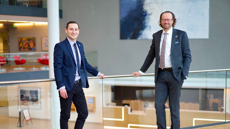 Jan Erik Saugestad ønsker Kamil Zabielski velkommen i rollen som leder for bærekraftige investeringer i Storebrand. (Foto: Lise Eide Risanger)