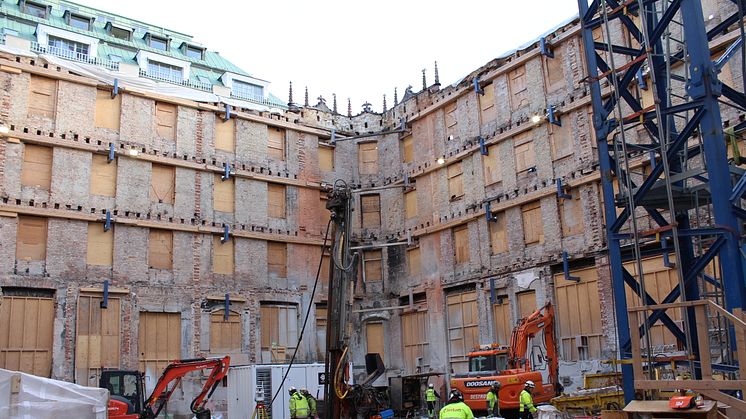 En varsam återuppbyggnad av Vildmannen 7 på Biblioteksgatan i Stockholm pågår. Foto: Hufvudstaden