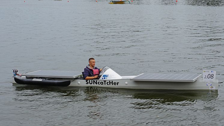 Das Solarboot "SUNcaTcHer" der TH Wildau mit dem Automatisierungstechnik-Studenten Christopher Brüllke am Steuer.