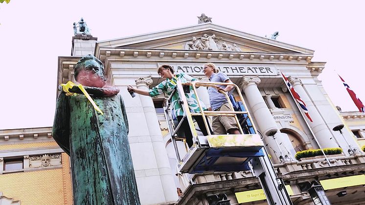 Statuen av Henrik Ibsen får krans av daværende teatersjef Hanne Tømta under åpningen av Ibsenfestivalen 2016.