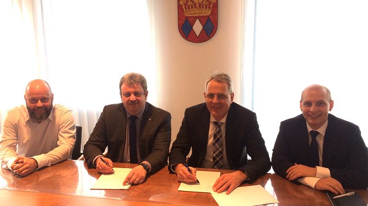Bürgermeister Ulrich Brey (2. v. l.) und Christoph Henzel vom Bayernwerk (2. v. r.) unterzeichneten im Beisein von Geschäftsleiter Uwe Auburger (links) und Kommunalbetreuer Daniel Pangerl den neuen Konzessionsvertrag.
