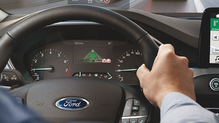 Nový Ford Focus využívá pokročilý adaptivní tempomat doplněný mj. o vedení v jízdním pruhu