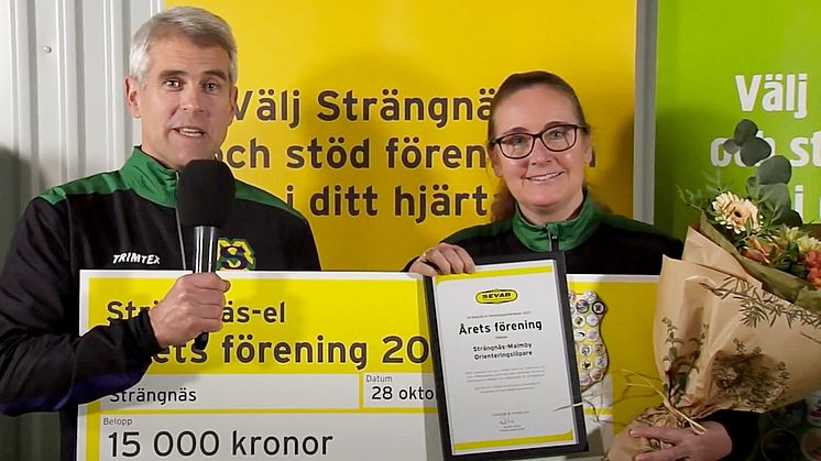 Fredrik Lundström och Linda Sterner tar emot priset.