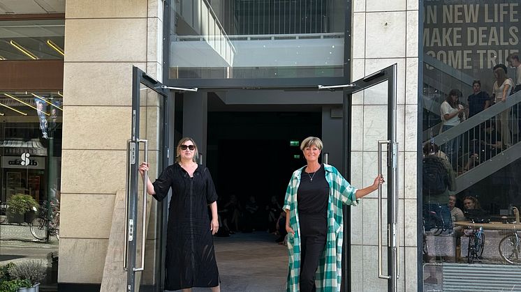 Konstmuseets chef Kirse Junge-Stevnsborg och Linda Holster, producent för Mitt nya museum? öppnar dörrarna till lokalen på Södergatan 28. 