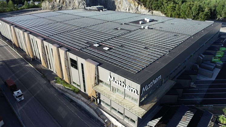Mathems nya, automatiserade logistikanläggning i Larsboda med Stockholms största solcellsanläggning på taket.