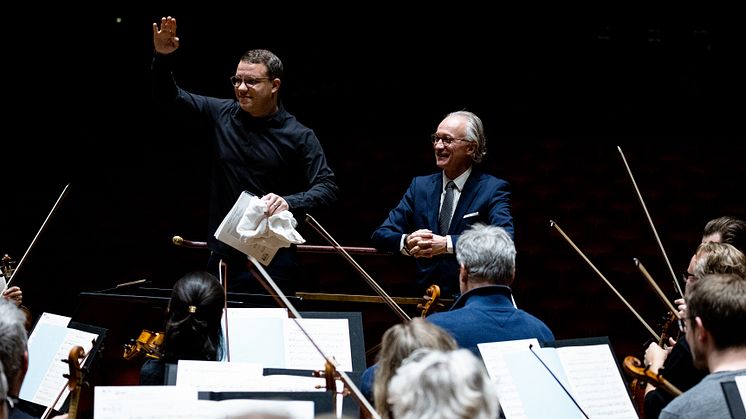 Ryan Bancroft och Kungliga Filharmonikerna med konserthuschef Stefan Forsberg. Foto: Yanan Li