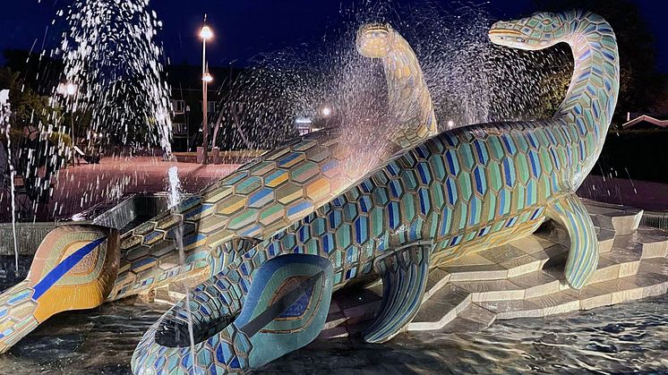Gunnar Nylunds konstverk Scanisaurus på torget i Bromölla är vackert även nattetid.