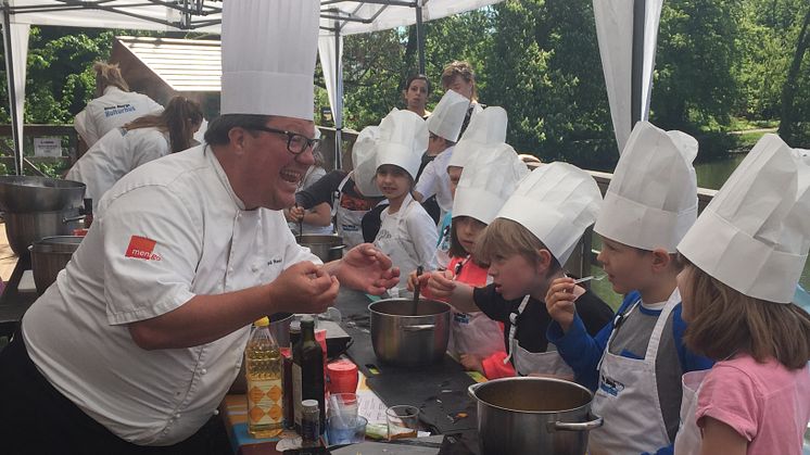Dan Lexö lär skolbarn laga ekologisk och vegetarisk mat.