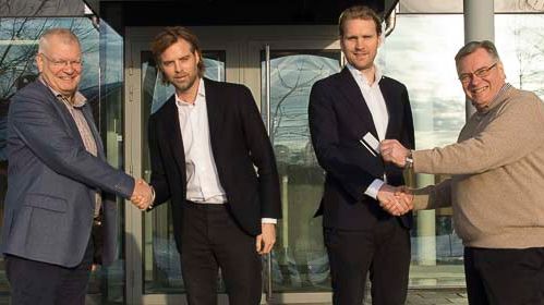 SKKs ordförande Pekka Olson och vd Ulf Uddman tillsammans med representanter från fastighetsbolaget Landera efter att avtalet skrivits under.