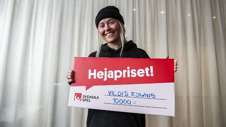 Snowboardåkaren Vildis Edwins fick ta emot Svenska Spels Hejapris på 10 000 kronor. Foto: Daniel Bernstål. 