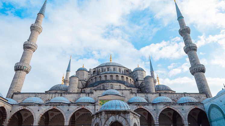 Die von alltours angebotene Kultur-Rundreise führt unter anderem nach Istanbul, wo die Blaue Moschee besichtigt werden kann.