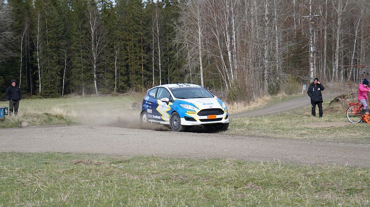Daniel Röjsel och Nicklas Edvarsson i sin Ford Fiesta R2