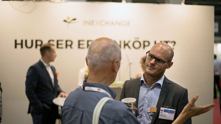 Fredrik Norén, key account manager på InExchange, i samtal med en besökare under KOMMEK.