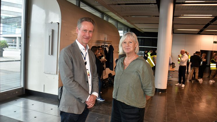 Johan Bill, Direktör Projekt, Swedavia AB tillsammans med Ulrika Dolietis, vd Håll Nollan, deltog i Swedavias och Håll Nollans säkerhetspush på Stockholm Arlanda Airport den 19 september. Foto: Swedavia