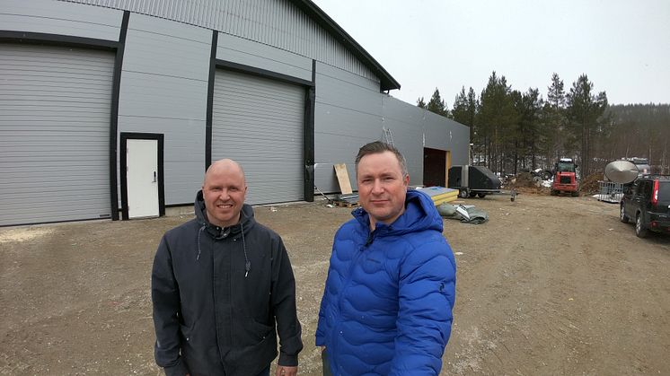 F.v. Pål Even Thomassen og Jørgen Johansen foran nye Montér Karasjok om etter planen åpner i juli.