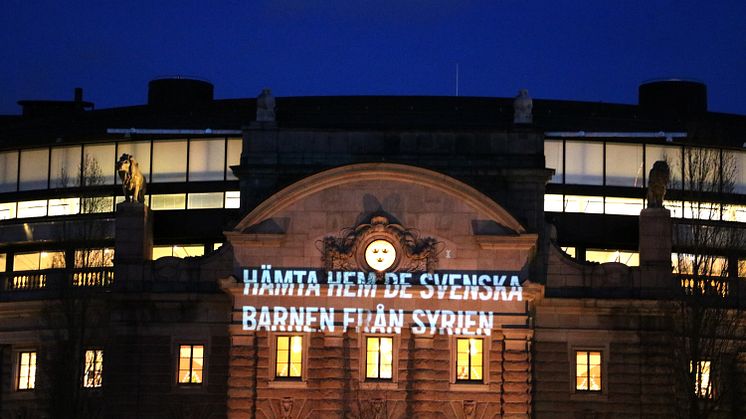 För två år sedan lyste Rädda Barnen upp Riksdagshusets fasad med "Hämta hem de svenska barnen i Syrien"