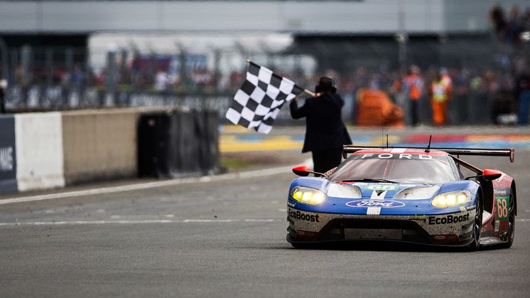 Všechny čtyři vozy Ford GT pojedou v Le Mans s totožným červenomodrobílým zbarvením. Aby je komentátoři i diváci od sebe rozeznali, budou odlišeny výrazným zbarvením pruhu na čelním okně, zpětných zrcátek a LED světelného pásu