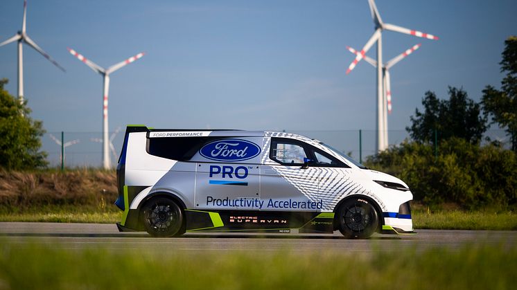 Ford Pro Electric SuperVan 2022 (47)