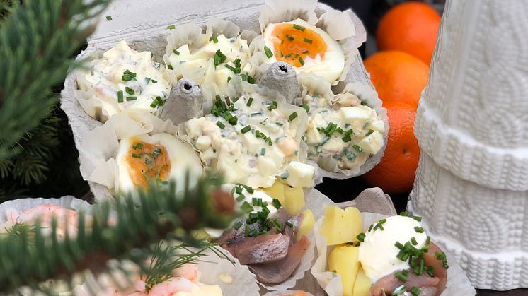 Tips! Återanvänd dina äggkartonger och servera smårätter i vid utomhusfesten.