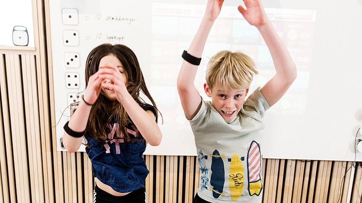 Ella Kramer och Alvar Brodén, Långbrodalsskolan, får ny energi av de pulshöjande aktiviteterna. Fotograf Robert Blombäck 