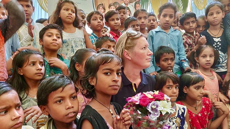 En stor del av tiden lobbar Sara för internationella standards för inomhusluft i skolor och förskolor. Blueair donerar också luftrenare och erbjuder hälsoundersökningar för barn i områden med höga halter av luftföroreningar, som här i New Delhi.
