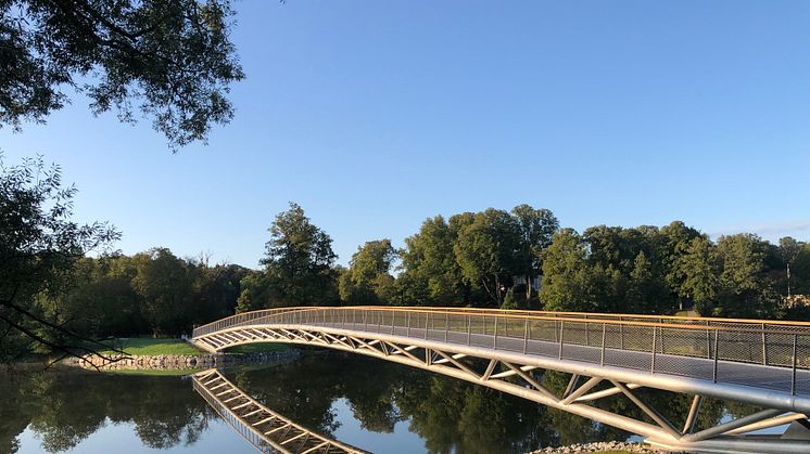 Den prisbelönta Folke Bernadottes bro förbinder Museiparken med Rosendal på Kungliga Djurgården. 