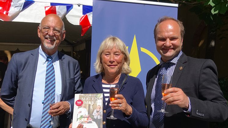 Statssekreterare Hans Dahlgren, Britt-Marie Mattsson och Pelle Agorelius skålar i champagne. Foto: Ewa Hector Agorelius.